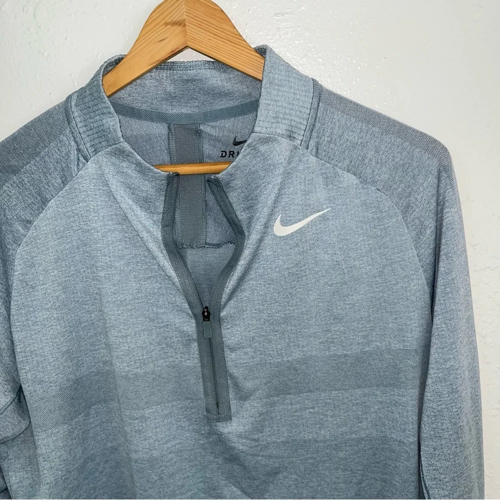 Nike Golf Pull-over - Picture 3 of 6